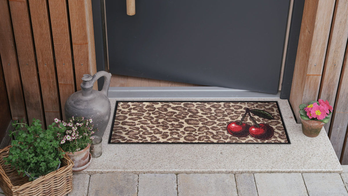 Kleiner Fußabtreter mit Leoprint und Kirschen